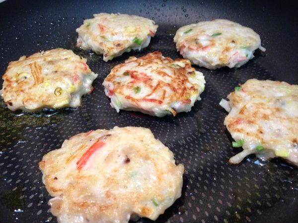 煎的時候蓋上鍋蓋等一面都金黃微焦後再翻面。