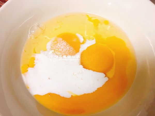 全蛋加鮮奶油及少許鹽巴攪拌均勻備用