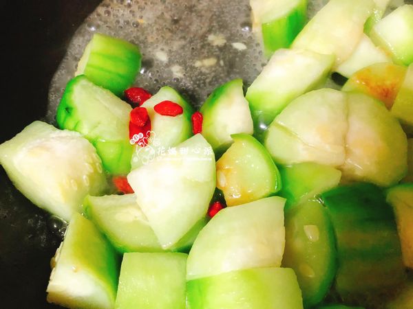絲瓜切滾刀塊放入鍋中炒軟加入枸杞與枸杞水煮滾