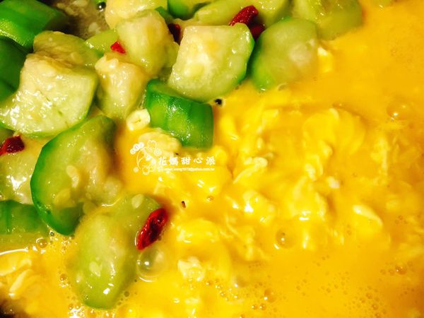 將蛋液直接倒入鍋中待蛋液3分熟