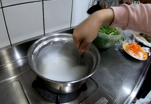 煮糯米粉漿: 
水+糯米粉+糖混合,小火煮至濃稠 放涼備用