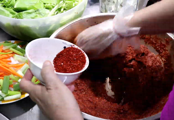 再放入辣椒醬與放涼的糯米漿混和攪拌後 分次加入辣椒粉即可