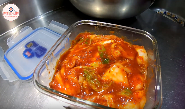 醃料完成後放入擠乾水的白菜、蘿蔔與蔥段混和均勻即可裝瓶