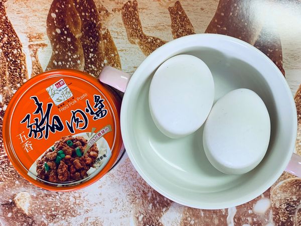 準備以下材料
1:蛋*2顆（3顆也可）
2:絞肉或罐頭半碗（肉醬罐頭、鮪魚罐頭、玉米罐頭皆可）