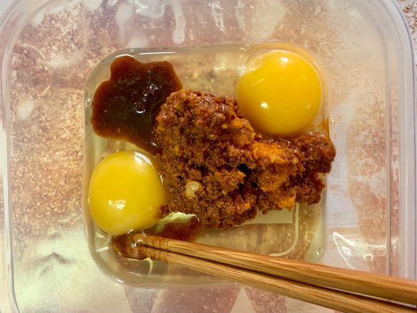 通通放到碗裡打散攪拌（左上角我加了一些沙茶醬下去）