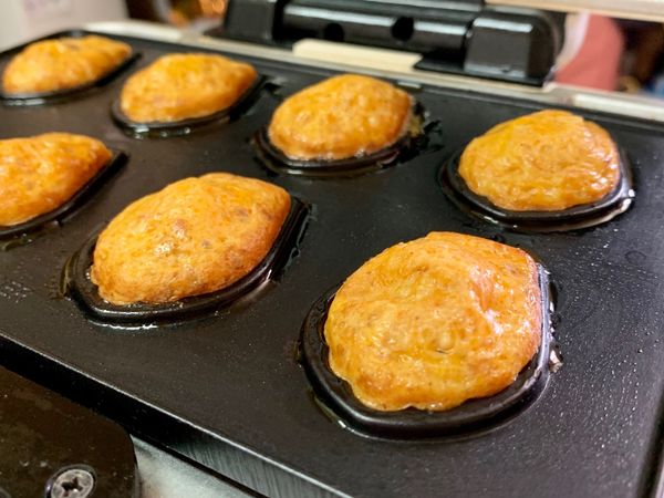 材料都放好後就可以蓋機，等一分鐘。中途聽到有點噗噗聲可以打開來觀察一下。蛋餃會出現像瑪德蓮可愛的凸肚臍就可以了。