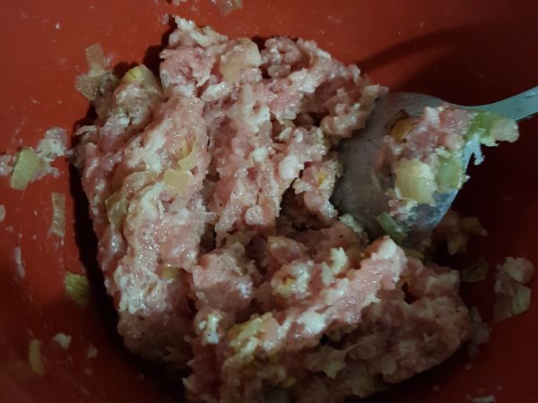 洋蔥炒至變色放涼
容器裡放入豬絞肉、洋蔥、黑胡椒粉、鹽、麵包粉（平常使用的湯匙2匙）
將材料全部混合均勻
攪拌至出筋