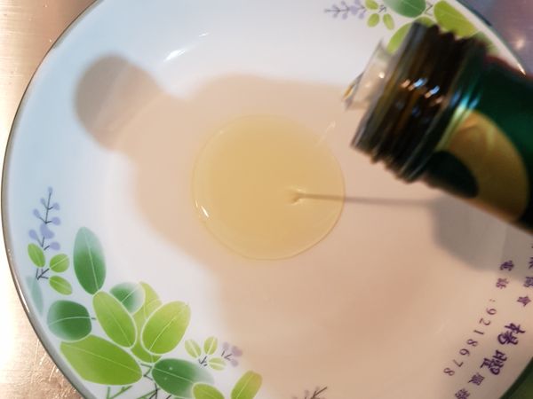 先準備好漢堡排捏好要放置的地方並抹上些許的油 順勢讓雙手沾油