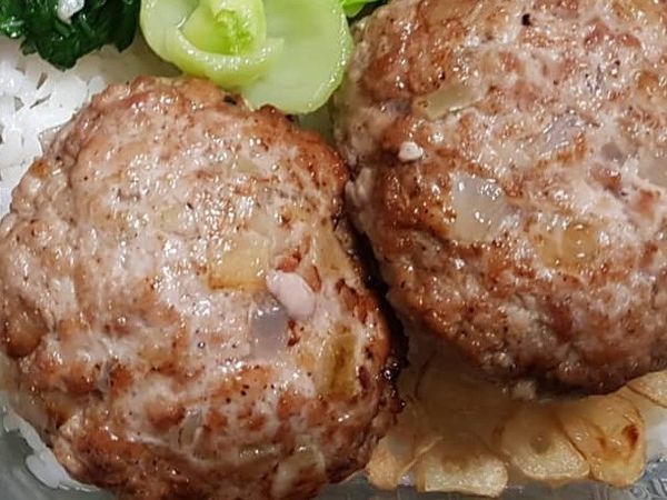 熱油鍋（大火）放入漢堡排約3分鐘後翻面另一面煎至2分鐘倒入一碗水蓋上鍋蓋蒸煮10分鐘（依據漢堡排大小調整時間）
起鍋完成。