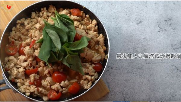 最後加入九層塔微炒後起鍋