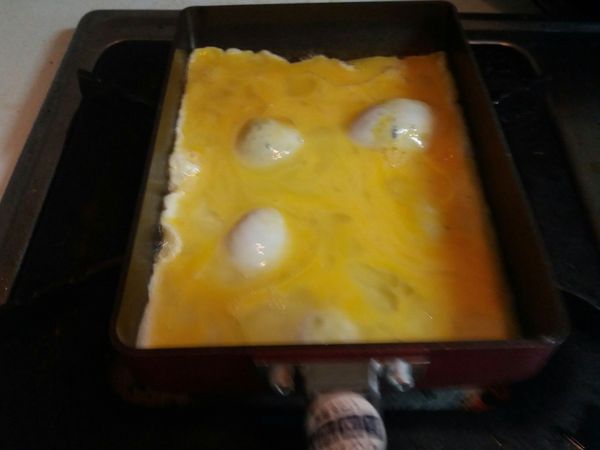 蛋打散加一小匙味素調勻備用。玉子燒鍋洗淨，加熱到沒有水份，加少少油。