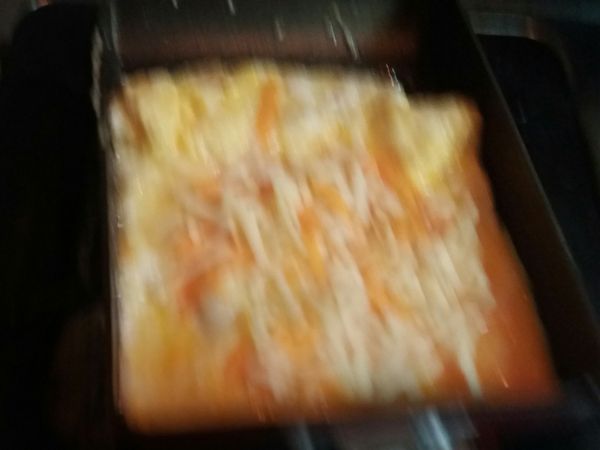 分2次倒入蛋液，第一次多一點3分之2，佈滿鍋面，蛋稍微凝固，平均加一半量乳酪絲，