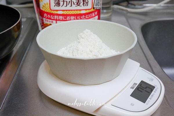 製作可麗餅麵糊：將低筋麵粉過篩，同時將牛奶放至室溫。無鹽奶油隔水加熱或微波10-15秒溶化成液體。要注意溫度不要過高，融化即可。