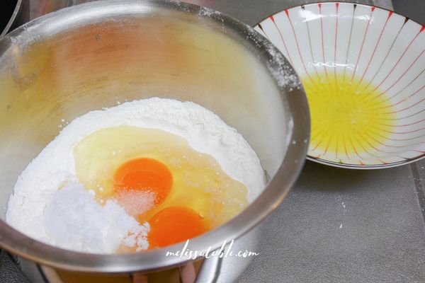 將低筋麵粉、雞蛋、細砂糖及一小撮鹽放到攪拌盆中。