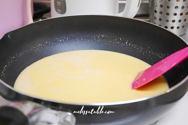 平底鍋開小火，將過篩後的蛋液倒入。