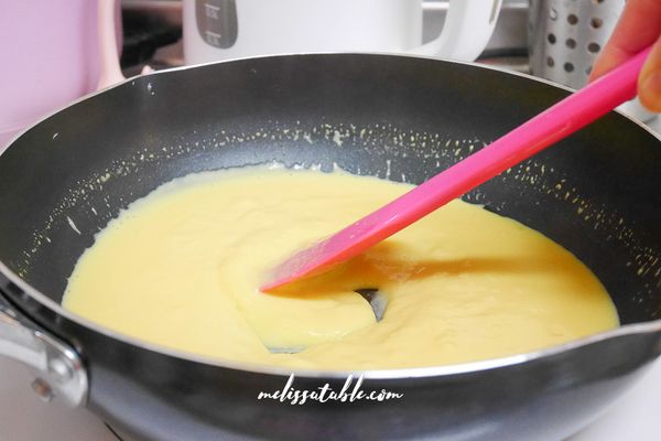 小火加熱，一邊加熱一邊攪拌，避免沾鍋燒焦，一直到形成濃稠狀。期間趁熱加入無鹽奶油混合均勻。