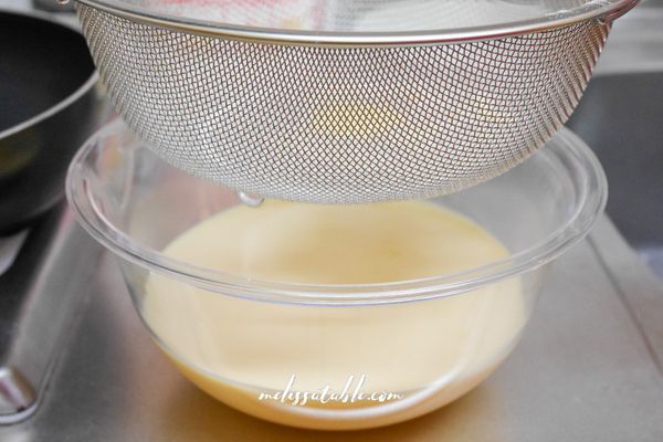 將稀麵糊用篩網過濾。最後將溶化的無鹽奶油倒入，用打蛋器再次攪拌均勻。完成的麵糊封上保鮮膜，密封放冰箱冷藏，讓麵糊靜置至少30分鐘。