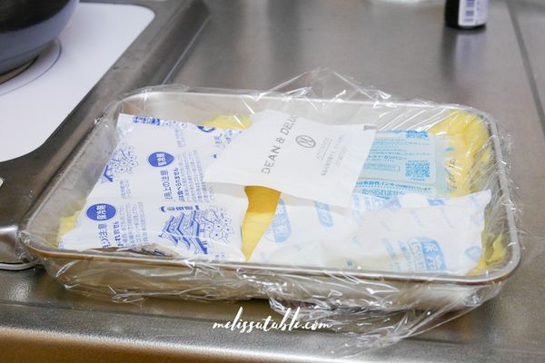 在表面覆蓋一層保鮮膜，壓上冷卻劑或冰塊。