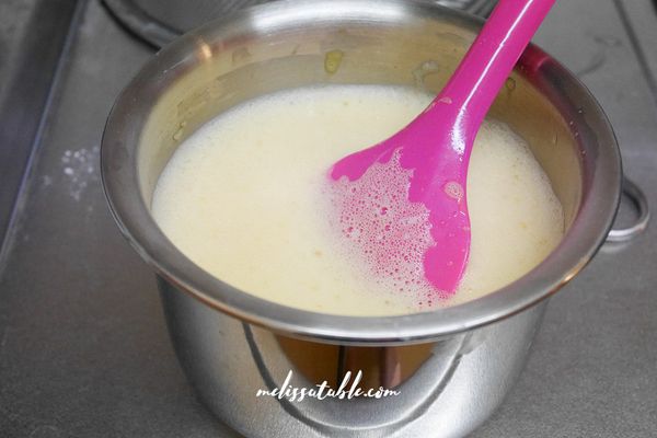 將低筋麵粉過篩到另一個盆中，並倒入剛剛加溫過的牛奶，再倒入蛋液中混合均勻。將牛奶蛋液用濾網過篩。