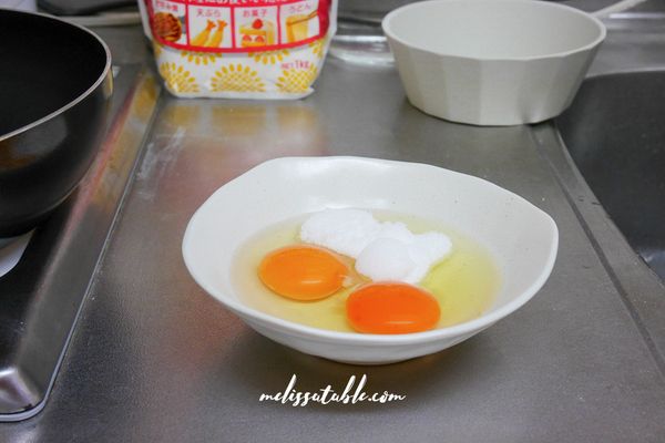 製作卡士達醬：先加熱牛奶至約60度，不能沸騰，沸騰的話會產生乳臭味，並且由於蛋白質變性，表面會結皮。將兩顆雞蛋打入盆中，加入細砂糖，用攪拌器打至蛋液從鵝黃色變成乳黃色。