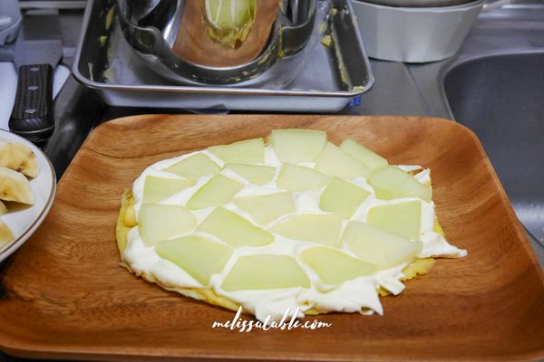 組裝，首先底部放兩層可麗餅後，抹上卡士達鮮奶油，再一一排好水果。