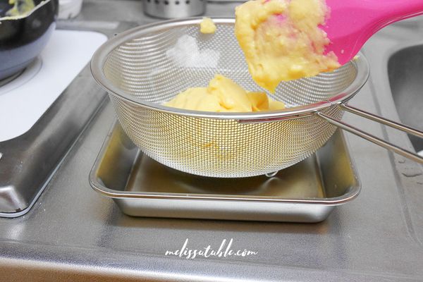 將卡士達醬過濾後更加滑順。