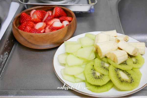 切好水果：草莓、奇異果、哈密瓜切片；香蕉切小段切半。