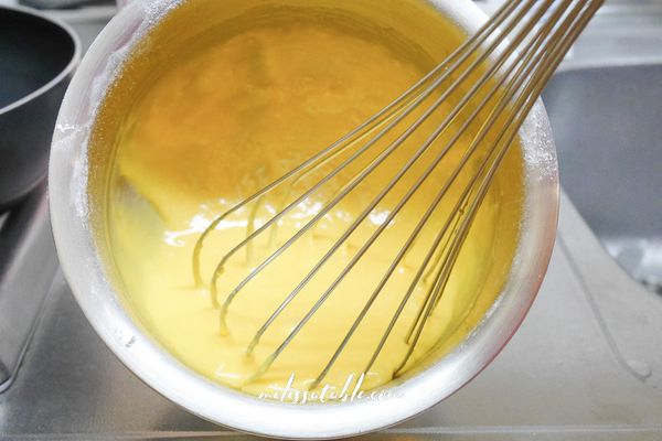 倒入牛奶，用打蛋器攪拌均勻成為稀麵糊。