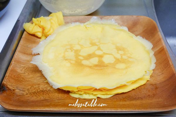 當表面從液狀煎至凝固（也可以用顏色判斷，會從濕潤有光澤變成啞色狀態）後翻面。一片一片慢慢煎製，總共煎8片。煎完後放一旁慢慢放涼。