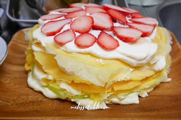 水果由下至上順序分別是哈密瓜、香蕉、草莓、奇異果、草莓。