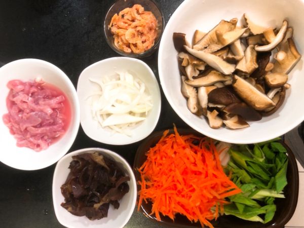 米粉泡水備用。
1、炒香香菇、依序下蝦米、木耳等料
2、倒些許香菇水，下泡開的米粉拌炒
3、調味：少許醬油、胡椒、鹽
4、湯汁即可