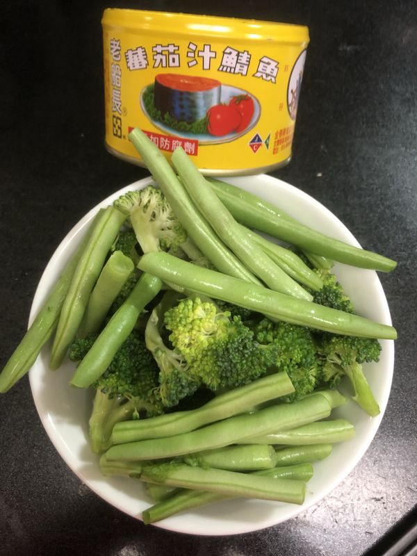 主要材料：茄汁鯖魚罐頭、花椰菜、豆子（這都是剛好我家有、其實就看妳家有什麼也可以丟進去）