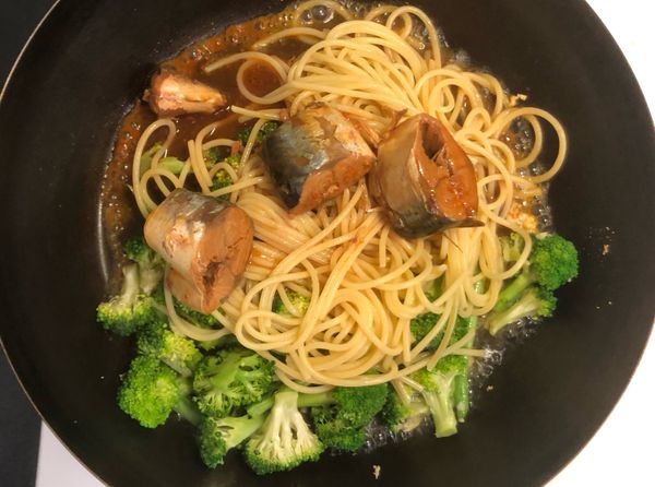 把配料跟義大利麵燙好後
跟罐頭mix在一起
上桌
（妳高興的話也可以加顆蛋增加蛋白質）