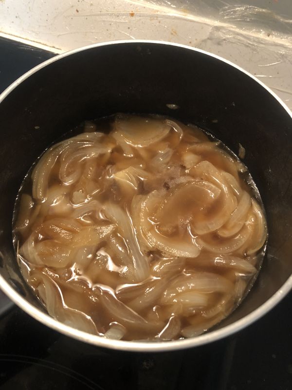 再倒入高湯、日式醬油、味霖、米酒一起煮滾、洋蔥變半透明
再倒入薑泥拌勻