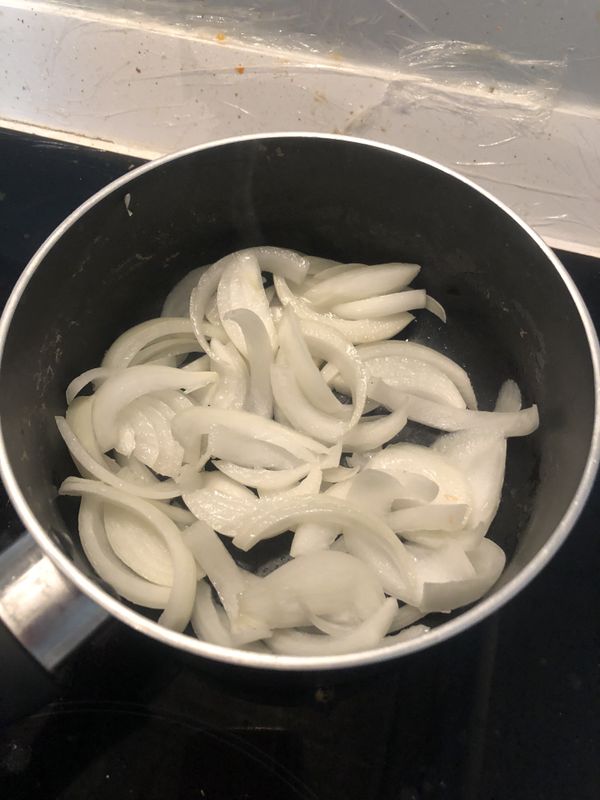 少量的油，炒香洋蔥