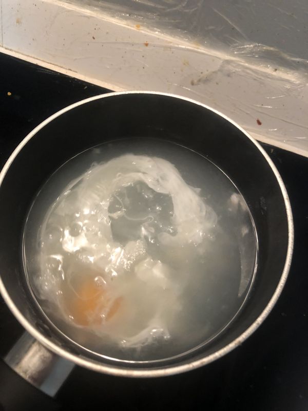 同時，來煮水波蛋
水滾，倒入1茶匙白醋，順時針轉拌，將蛋打入正中央
都不要移動，約4分鐘即可起鍋