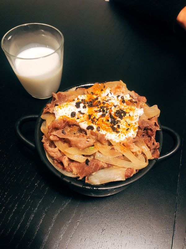 將牛肉片、醬汁鋪在飯上、中間放上水波蛋
最後灑上七味粉、味島香鬆，完成！