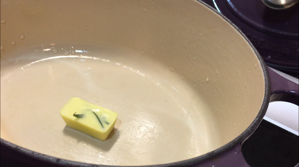 下橄欖油，開中小火。