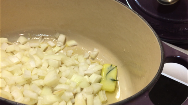 等到橄欖油融化時，下洋蔥丁。