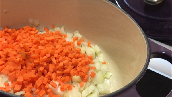 洋蔥香味炒出來後，下胡蘿蔔。