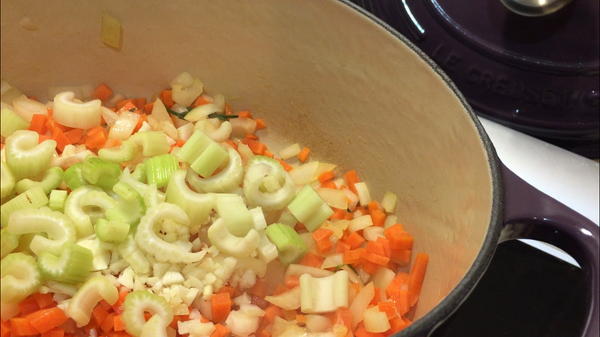 胡蘿蔔炒軟後，下蒜跟西洋芹。