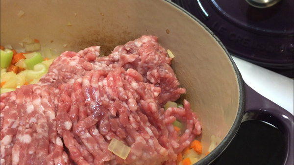 蒜味與西洋芹味道炒出來後，下絞肉。