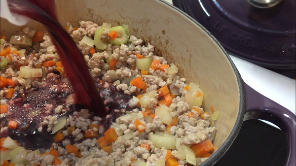 絞肉炒熟後，下紅酒。