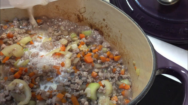 紅酒煮滾大約1分鐘，下牛奶。