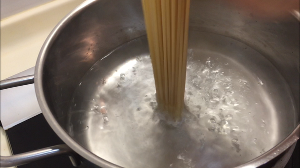 煮8分鐘（實際分鐘數要參考包裝說明，我選的麵要煮總共11分，我分成兩部分來煮，先水煮8分，後在紅醬鍋煮3分鐘）