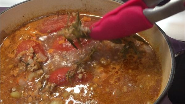 30分鐘後，夾出香草束。