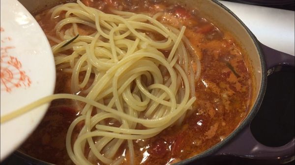 將麵放入紅醬裡，煮三分鐘。