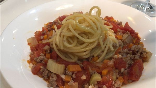 盛盤後，淋上橄欖油以及帕馬森起司。