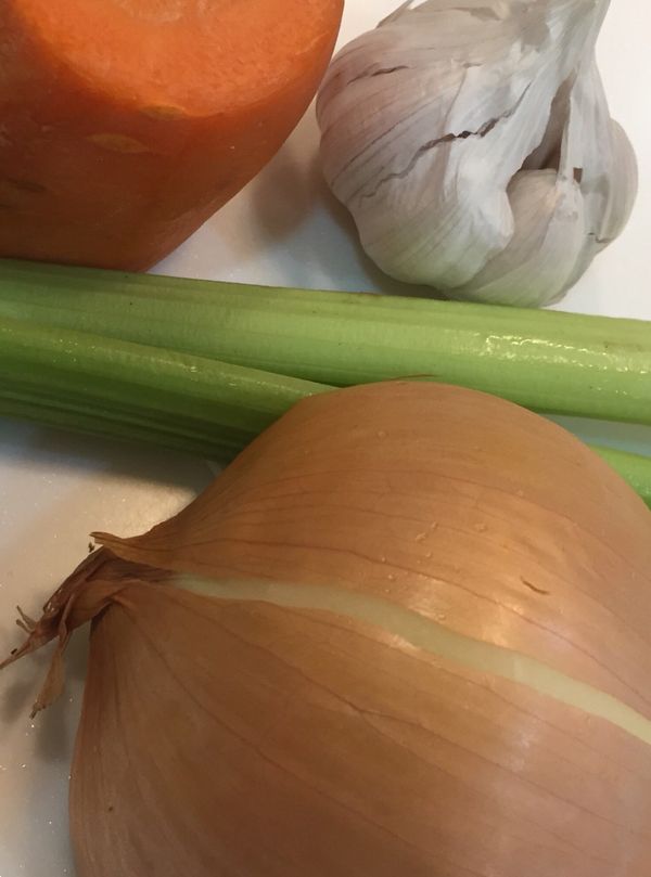 將蒜、胡蘿蔔、洋蔥、西洋芹切碎