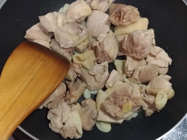 爆香蒜頭後放入雞腿塊炒一下